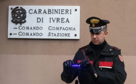 CASTELLAMONTE - Lampeggiante blu in auto: denunciato 29enne