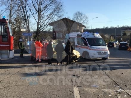 FRONT CANAVESE - Incrocio della Favriasca, ennesimo incidente stradale: due auto coinvolte - FOTO E VIDEO