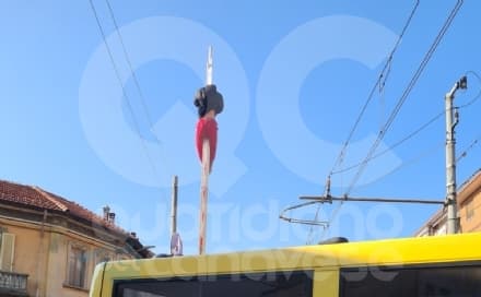 NOLE - Resta appeso alla sbarra del passaggio a livello, il sindaco: «E' stato un incidente, poteva capitare a chiunque»