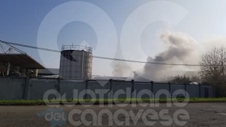 VOLPIANO - Incendio in azienda di rifiuti. Il fumo su San Benigno Canavese. Il Comune: «I cittadini restino chiusi in casa» - FOTO
