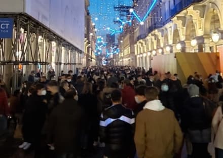 COVID - Zona gialla, centri storici presi d'assalto: assembramenti ovunque. Si va verso la «zona rossa» per Natale