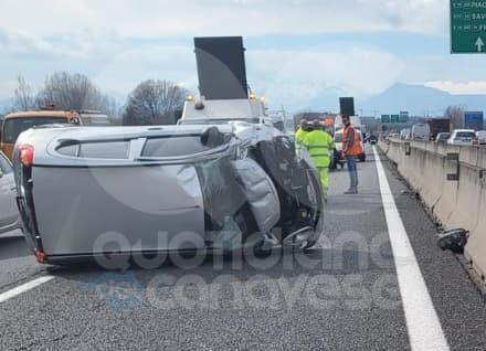 BORGARO - Incidente in tangenziale: auto ruote all'aria e traffico in tilt - FOTO