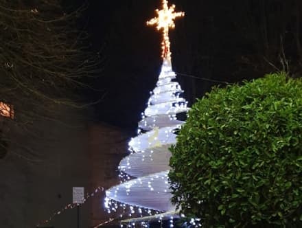 CALUSO - Vandali contro il Natale a Rodallo: sfasciata l'illuminazione dell'albero del paese. Danni per 400 euro, scatta la denuncia