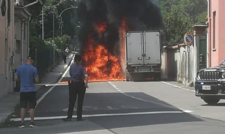 RIVARA - Furgone dei medicinali prende fuoco durante la marcia: attimi di paura a due passi dal centro - FOTO e VIDEO