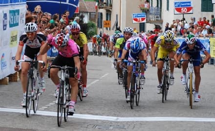 CICLISMO - Vince la corsa di Rivara ma rifiuta il bacio delle miss e lo champagne: «Sono musulmano»