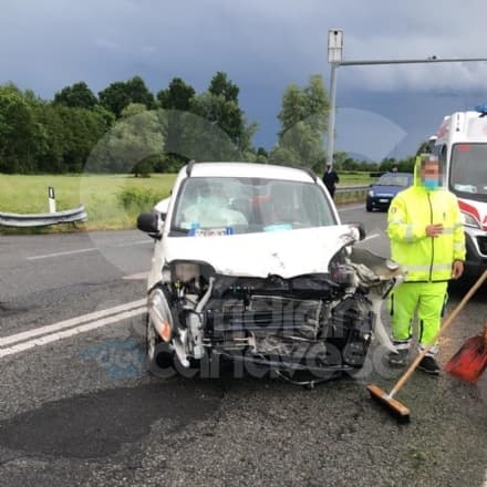 BAIRO-CASTELLAMONTE - Schianto sulla Pedemontana tra una Panda e il camioncino di un corriere: un ferito - FOTO