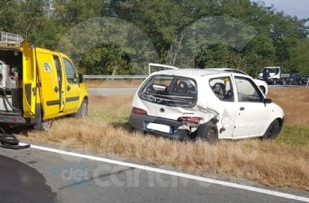 FRONT CANAVESE - Incidente stradale: due auto coinvolte - FOTO