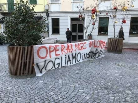 IVREA - Operai Mgc senza stipendio manifestano sotto il municipio