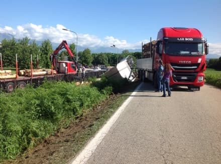 FELETTO-CICONIO - Provinciale troppo stretta: camion si ribalta e perde il carico - FOTO E VIDEO