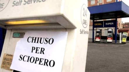 SCIOPERO BENZINAI - Da questa sera pompe chiuse fino a mercoledi. I sindacati: «Immotivata esclusione della categoria dal decreto ristori»