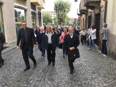 CUORGNE' - In 500 per il benvenuto al nuovo parroco della città