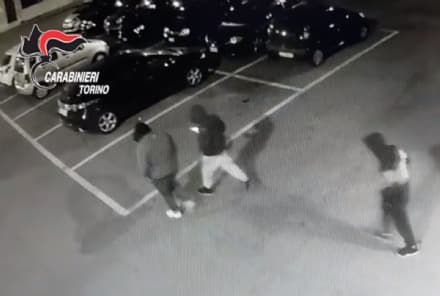 STRAMBINO - Rubano un estintore sul treno e imbrattano la stazione: 4 baby vandali presi dai carabinieri - VIDEO