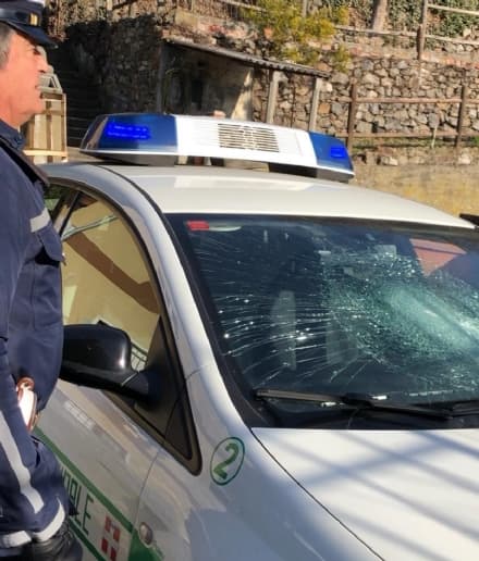 IVREA - Lancia due massi contro l'auto della polizia municipale, si barrica in casa poi scappa nei boschi