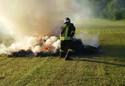 CASTELLAMONTE - Rotoballe prendono fuoco a Spineto: pronto intervento dei vigili del fuoco - FOTO