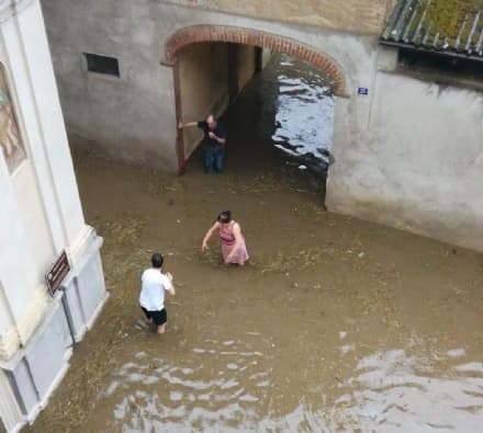 VIOLENTO NUBIFRAGIO SUL CANAVESE - Sottopassi allagati a Feletto, auto nel canale a Favria - FOTO E VIDEO