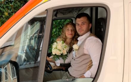 SAN MAURIZIO - Arrivano al matrimonio in ambulanza, originale viaggio degli sposi prima di un «sì» da favola - FOTO