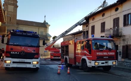 CALUSO - Incendio devasta una casa: cane salvato - FOTO E VIDEO