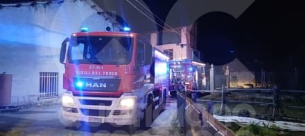 SAN MARTINO - Incendio in pieno centro in frazione Silva, a fuoco il tetto di un'abitazione - FOTO