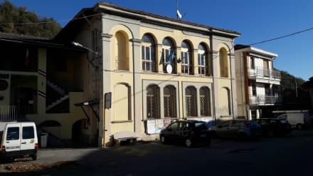 CUORGNE' - Crepe nel muro della scuola di Salto: «Nessun trasloco dei bimbi». Partono i lavori per la messa in sicurezza