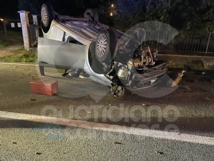 VALPERGA - Fuori strada con l'auto, colpisce un palo della luce e si ribalta sulla provinciale: 20enne ferito - FOTO