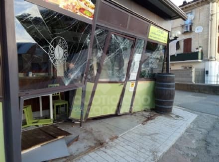 CASTELLAMONTE - Sbaglia manovra, sfonda l'ingresso del ristorante e poi scappa: caccia all'auto pirata