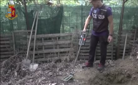 SAN CARLO CANAVESE - Blitz della polizia, 20 arresti: nel terreno di una casa, soldi e droga nascosti nei bidoni per il latte - VIDEO