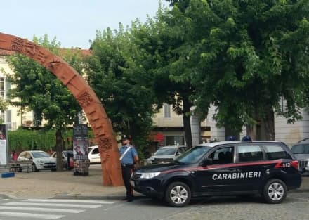 CASTELLAMONTE - Testate, pugni e schiaffi alla compagna: arrestato 47enne dopo l'ennesima lite in casa