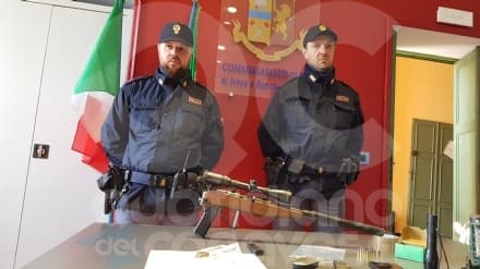 PAVONE CANAVESE - Col fucile clandestino in auto tentano la fuga: arrestati dalla polizia di Ivrea