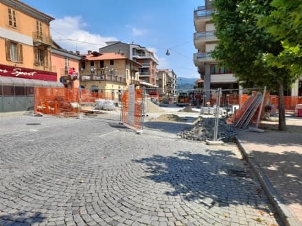 CUORGNE' - I lavori in centro sono in ritardo, fioccano lamentele. Il sindaco: «Incrocio riaperto entro metà luglio»