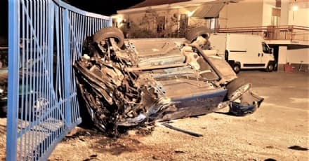 LEINI - Incidente stradale: auto ribaltata contro un cancello - FOTO