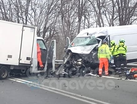 LEINI - Scontro frontale sulla 460: tre mezzi distrutti. Un ferito in prognosi riservata al Cto - FOTO