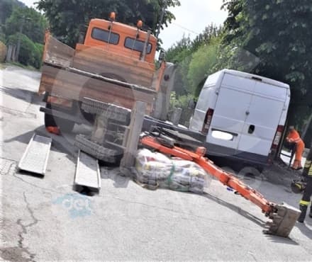 VESTIGNE' - Incidente sul lavoro: escavatore si ribalta, operaio ferito. E' stato trasportato in elicottero al Cto