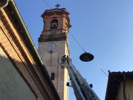 OGLIANICO - Crollano calcinacci dal campanile: attimi di paura in centro - FOTO E VIDEO