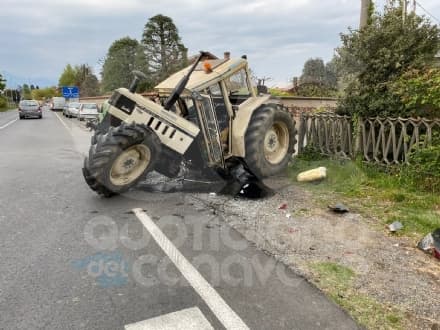 FAVRIA - Brutto incidente sulla Favriasca, trattore spezzato in due dopo lo scontro con un furgone - FOTO