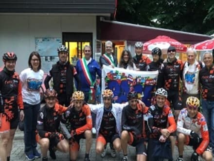 CHIVASSO - Una tappa canavesana anche dei «ciclisti per la pace»