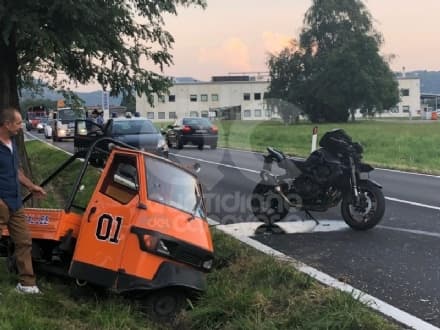 SETTIMO VITTONE - Incidente moto contro Ape: due ragazzi feriti