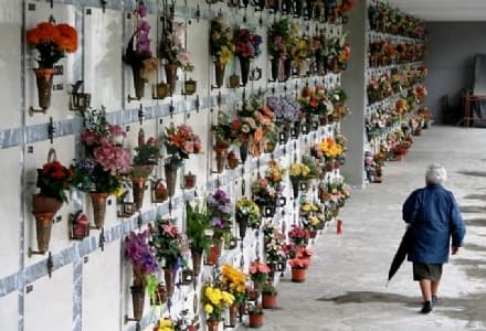 ORRORE NEI CIMITERI - Caccia alla banda che profana le tombe in tutto il Canavese