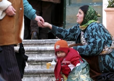 IVREA - Chiedono l'elemosina al cimitero con un bimbo di 8 mesi: tre nomadi denunciate