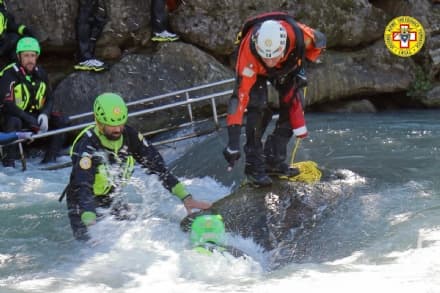IVREA - I tecnici del Soccorso Alpino si addestrano allo Stadio della Canoa - FOTO