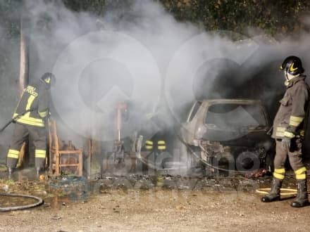 RIVARA - Incendio nella notte: due veicoli distrutti dalle fiamme. Intervento dei vigili del fuoco di Rivarolo - FOTO