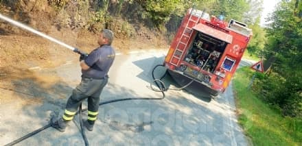 CUCEGLIO-TORRE - Allarme per gli incendi boschivi: doppio intervento dei vigili del fuoco - FOTO