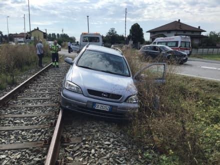 RIVAROLO-FAVRIA - Incidente al passaggio a livello: auto finisce sui binari - FOTO E VIDEO