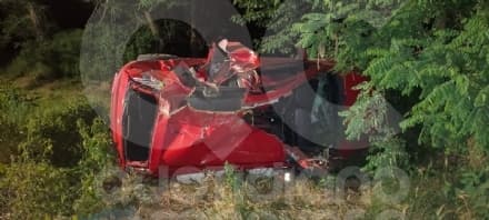 SAN BENIGNO CANAVESE - Auto finisce fuori strada, tre ragazzi gravemente feriti: sono ventenni di Chivasso e San Benigno