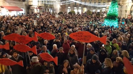 IVREA - Sardine in piazza di Città contro Salvini e la destra: «Siamo contro la deriva populista» - FOTO e VIDEO