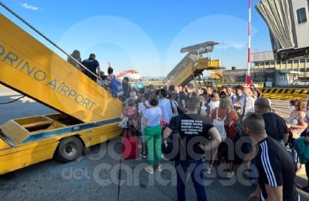 CASELLE - La hostess si sente male, caos all'imbarco del volo per Lamezia Terme: dieci passeggeri restano a terra