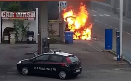 RIVAROLO - Auto prende fuoco vicino al benzinaio di via Favria - FOTO
