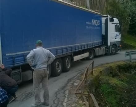 CANISCHIO - Camion incastrato sulla provinciale - FOTO e VIDEO
