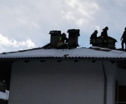 RONCO CANAVESE - Incendio tetto: residenti e pompieri spengono le fiamme
