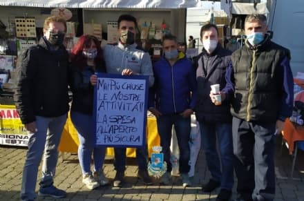 SAN MAURIZIO - Il sindaco fra i banchi del mercato: solidarietà agli ambulanti