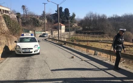 IVREA - Pietre contro la polizia municipale: il 45enne ancora in fuga nei boschi della zona